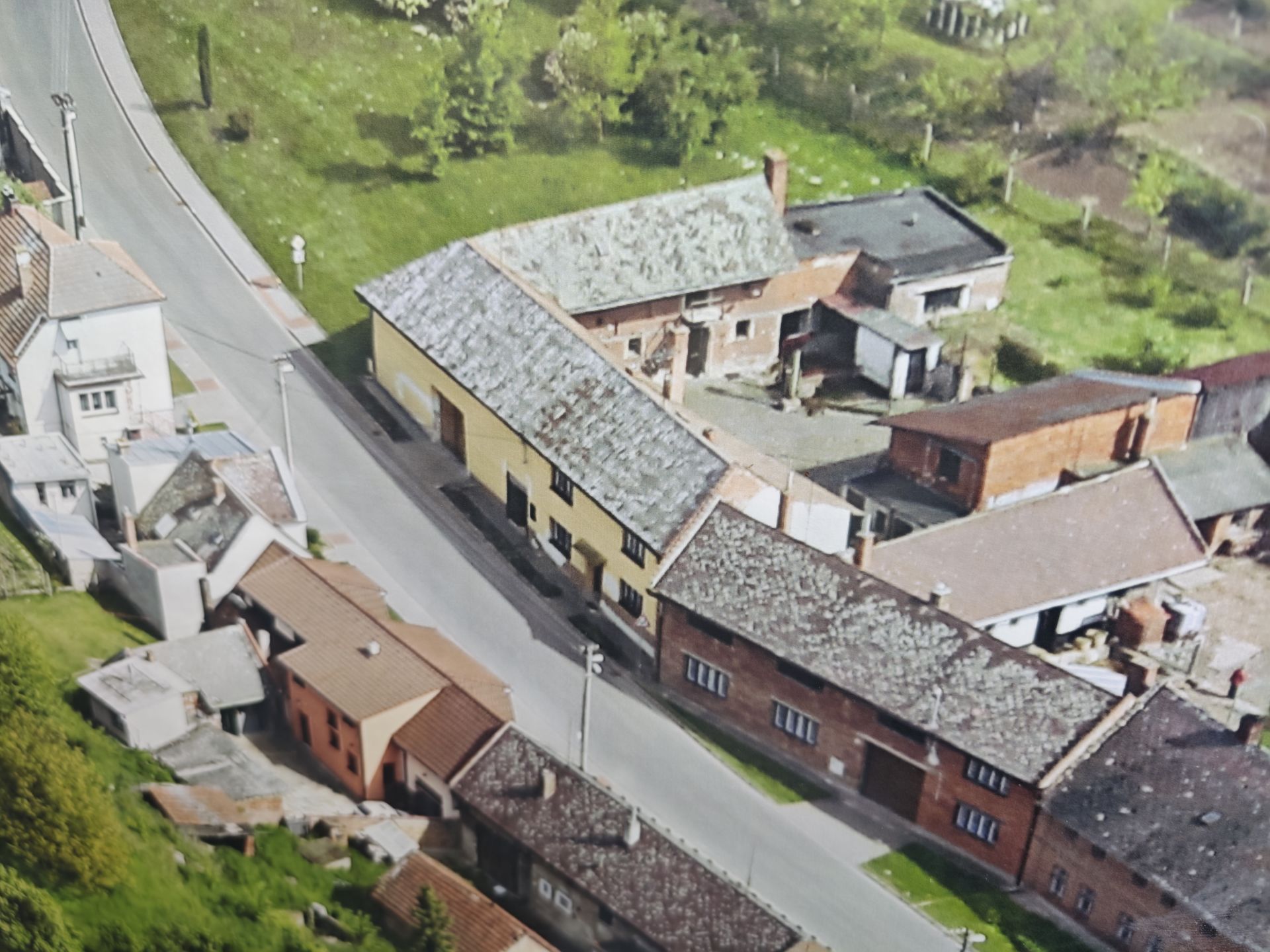 Prodej  rozsáhlého  RD s hosp. budovami, zahradou a s dalším pozemkem v obci Dřínov, okres Kroměříž - Dohoda