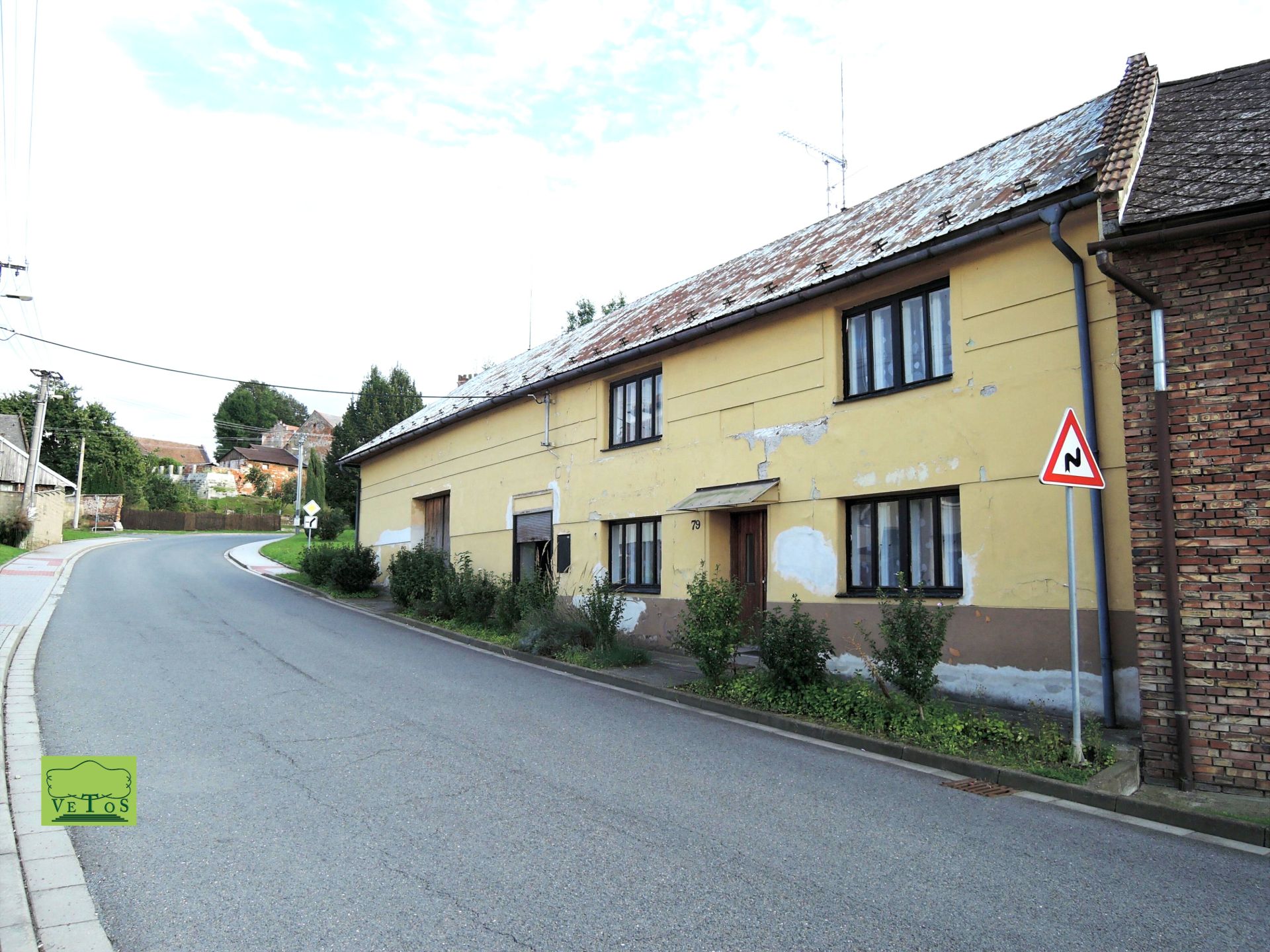Prodej  rozsáhlého  RD s hosp. budovami, zahradou a s dalším pozemkem v obci Dřínov, okres Kroměříž