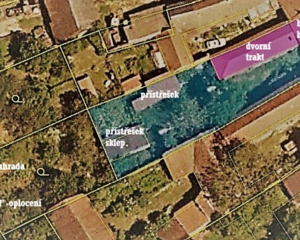 AREÁL  SELSKÝCH STAVENÍ S POZEMKY - NESLOVICE